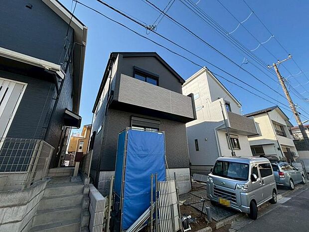 ご両親や友人・知人が訪ねてきても大丈夫。駐車スペース2台分(車種による)を確保してあります。(2025.11.14撮影)