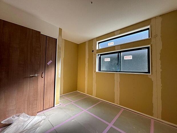 家族個々の安らぎの空間。誰もが好みで飾れるシンプルな室内に仕上げてあります。(2025.11.14撮影)