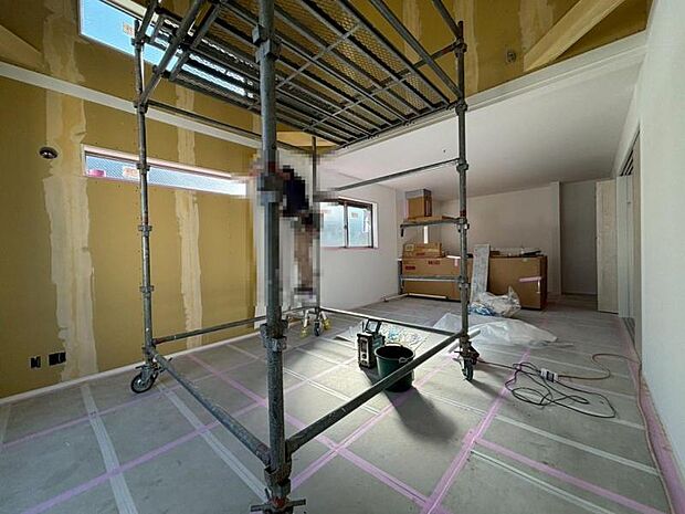 ソファーやダイニングテーブルを置いてもゆとりのある広々リビングです。ご家族みなさんで寛げる空間をぜひ現地で体感してみてください。(2025.11.14撮影)