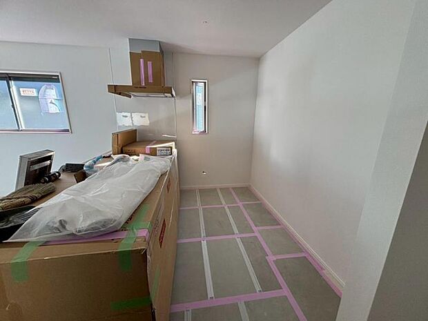 広々としたキッチンスペース。収納力のあるキッチンは料理が捗ります。カップボートや冷蔵庫を置いても十分なスペースができます。(2025.11.14撮影)