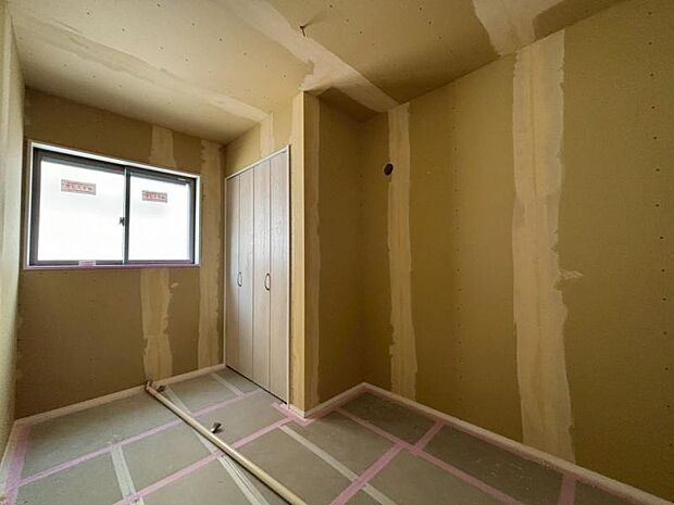 過ぎ行く時間をゆったりと感じることができる落ち着いたお部屋。リビングで楽しく過ごした後はプライベートな時間を満喫できます。(2025.11.14撮影)