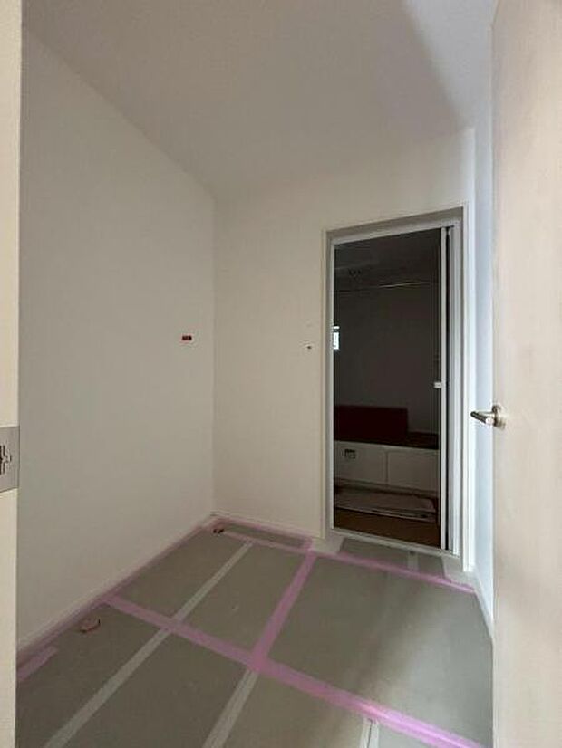 清潔感と機能性を備え、一日の始まりと終わりを心地よく演出してくれるパウダールームです。(2025.11.14撮影)