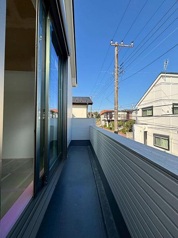 陽の光に照らされるバルコニーを、爽やかな涼風が吹き抜けていきます。(2025.11.14撮影)