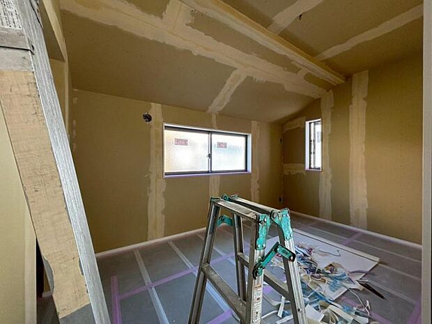 家族個々の安らぎの空間。誰もが好みで飾れるシンプルな室内に仕上げてあります。(2025.11.14撮影)