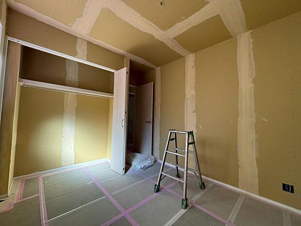 広々したサービスルームは、充分な収納スペースを確保しており、多目的にお使いいただける便利な空間です。(2025.11.14撮影)