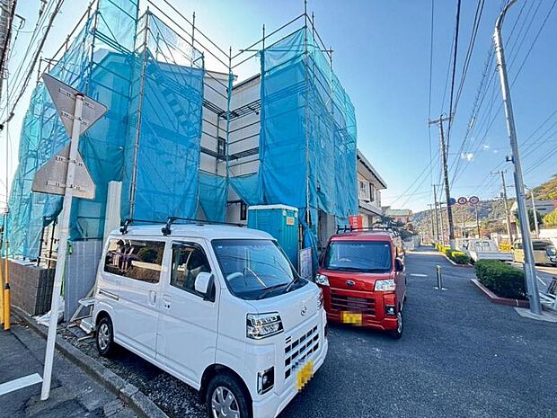 ご両親や友人・知人が訪ねてきても大丈夫。駐車スペース2台分(車種による)を確保してあります。(2025.11.20撮影)