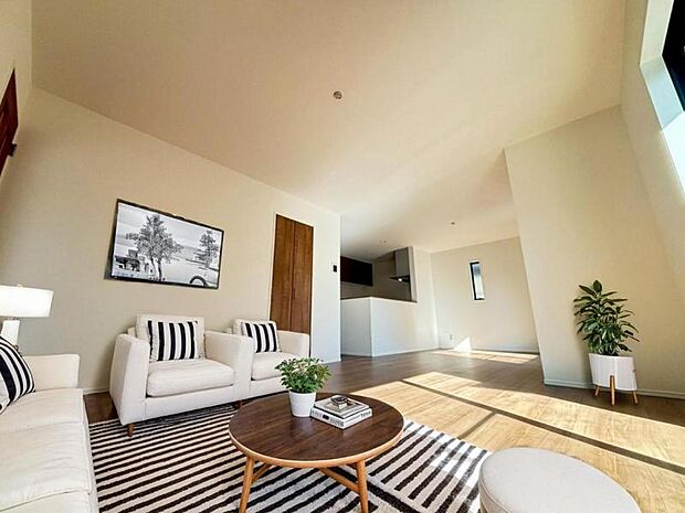 リビング(配置してある家具はCGによるイメージです)大きなソファを置いてゆったりとご生活頂けるリビング。家族が集まる場所だからこそゆったりとした空間を実現しています。