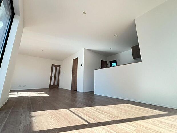 光と風があふれる開放的なリビングダイニングには、自然と家族みんなが集まってきます。