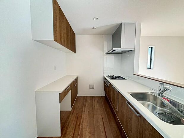 引出し収納や床下収納などにより、収納量がアップ。調理中、取り出しやすい位置に、調理器具や食材等を収める細かい工夫がなされています。