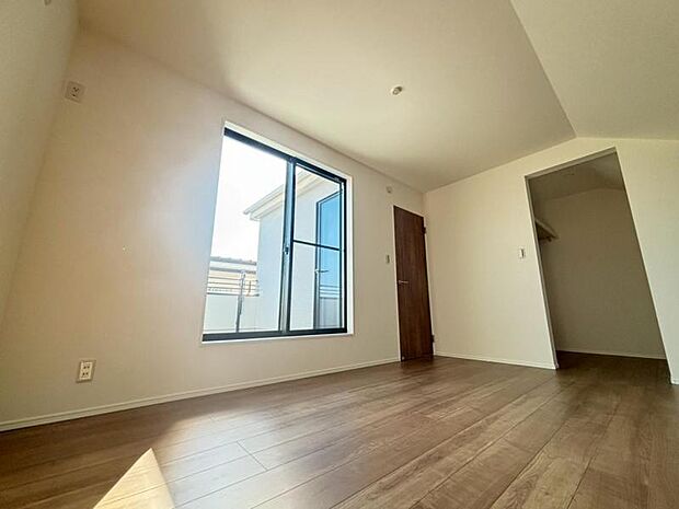 大きな窓からたっぷりと陽光が注がれる明るい空間。一日の疲れをいやしてくれる主寝室。