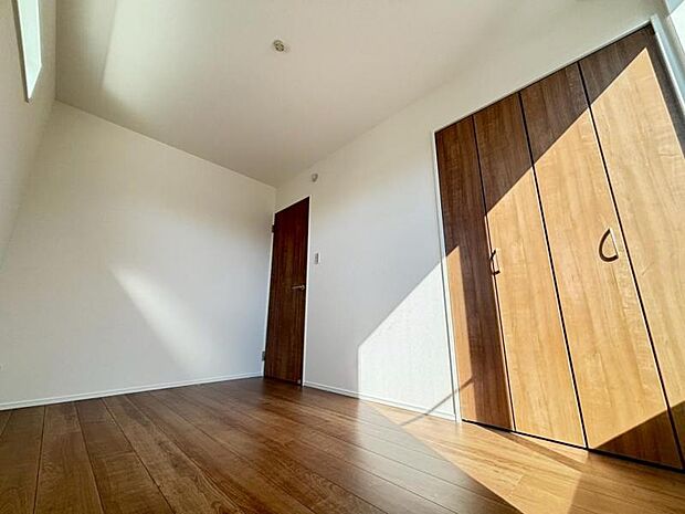 窓からたっぷりと陽光が注がれる、明るく快適なプライベート空間となっています。