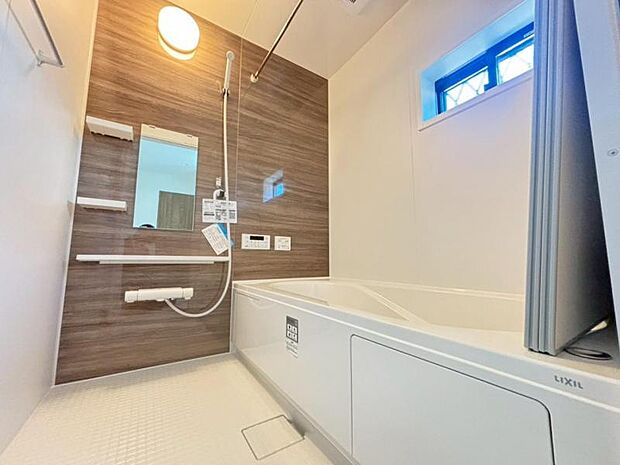 1日の疲れを癒してくれる広々とした浴室は癒しの空間。雨のお洗濯に威力を発揮する「浴室換気乾燥機」完備。