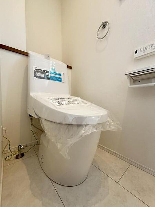 ウォシュレット付きのトイレ。落ち着いた空間で安らぎのひとときをお過ごしいただけます。