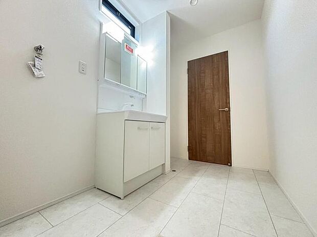 清潔感と機能性を備え、一日の始まりと終わりを心地よく演出してくれるパウダールームです。