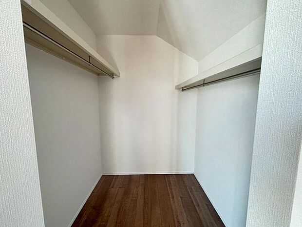 たくさんの洋服をかけることができる収納力と取り出しやすさが魅力のWIC。スーツケース、ストック品など何でも収納できる嬉しい空間です。