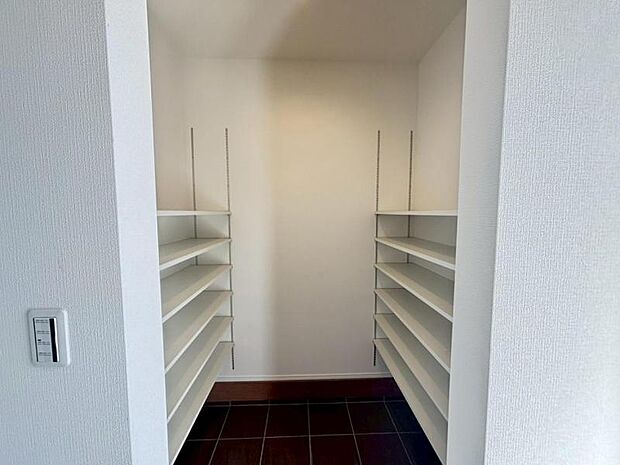 玄関は収納豊富なシューズクローゼットも完備。雑多な玄関でなくスッキリ空間としての家の顔にできるよう設計しました。