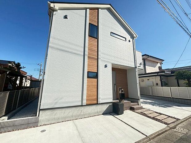 陽光に映し出される外壁が美しい。暮らす家族を、訪ねてくる友人知人を楽しませてくれる外観です。