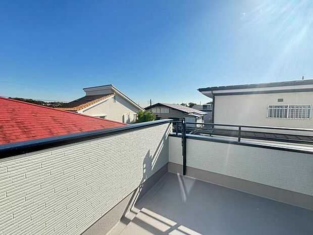 開放感のあるルーフバルコニー。気持ち良い晴天の日は、まったりしたひと時をお過ごし下さいませ。