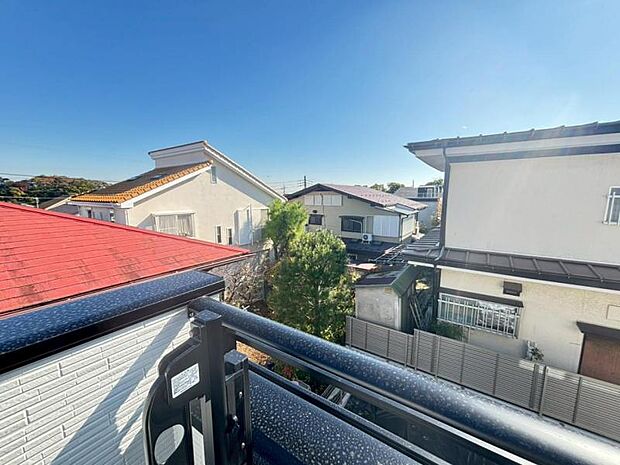 青いキャンパスに描かれた未来。この街に移り住み、この街で過ごす私たちの未来は、きっとこの雲のようにいろいろな形の幸せへと変わり、溢れるほど運んで来てくれることでしょう。