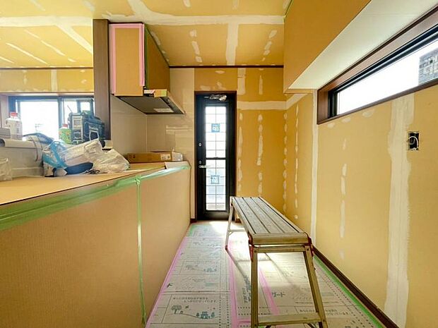 広々としたキッチンスペース。収納力のあるキッチンは料理が捗ります。カップボートや冷蔵庫を置いても十分なスペースができます。(2026.3.14撮影)