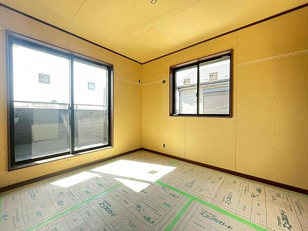 窓からたっぷりと陽光が注がれる、明るく快適なプライベート空間となっています。(2026.3.14撮影)