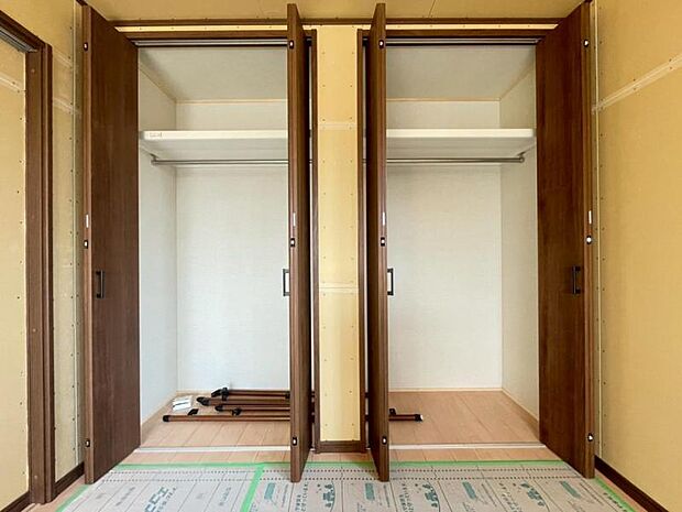 クローゼットには棚やハンガーパイプが付いており、スーツや上着などがスッキリ収納可能です。(2026.3.14撮影)