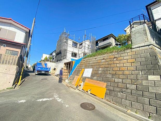 前面道路は約4.5ｍございますので、毎日のお車の出し入れもストレスなく行えます。（2025.11.14撮影）