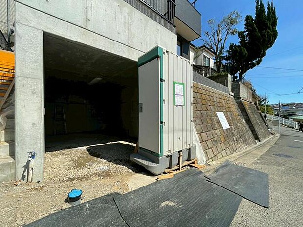 前面道路は約4.5mございます。毎日のお車の出し入れもストレスなく行えます。(2026.3.14撮影)