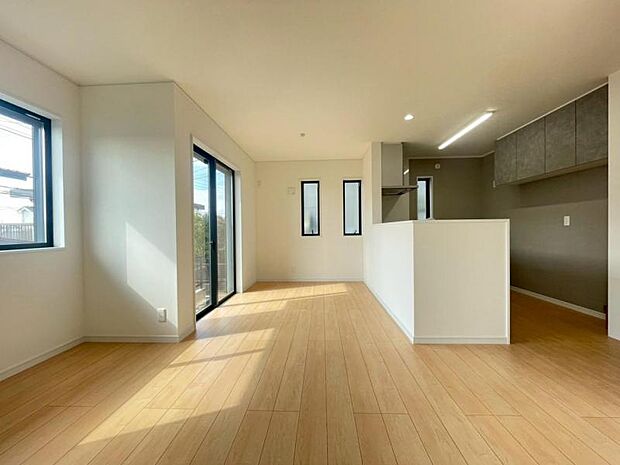光と風があふれる開放的なリビングダイニングには、自然と家族みんなが集まってきます。