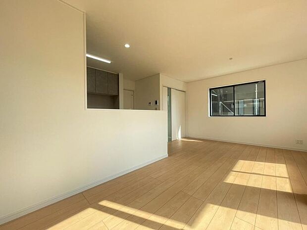 くつろげるリビングは話に夢中になりすぎて、ついつい時間を忘れてしまう。そんな束の間の幸せを感じさせてくれる場所です。