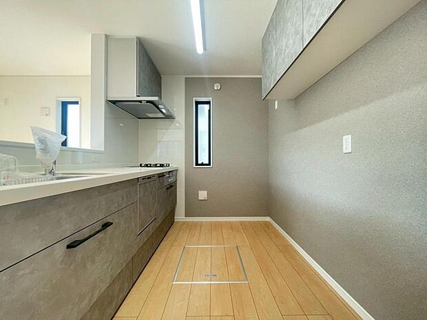 上質な温かみを持つカラーを基調とした清潔感のあるキッチン。使い勝手の良い設備のキッチンで効率よくお料理ができます。