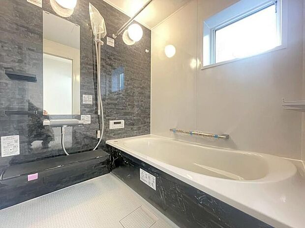 光に照らし出されたバスルーム。広い浴槽にゆっくりと身を沈め深く瞑想をすれば、また新たな活力が膨らんできます。