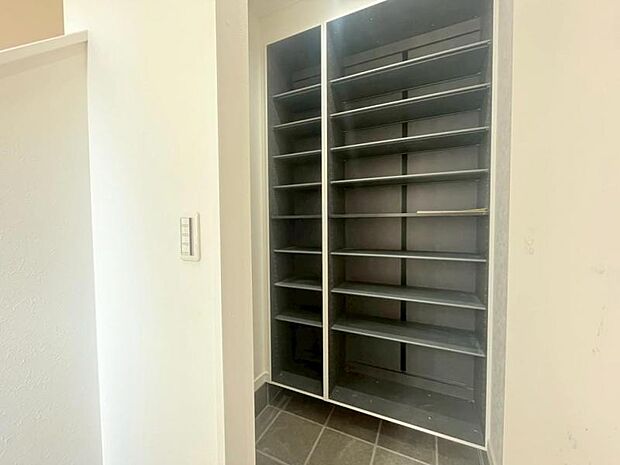 玄関は収納豊富なシューズクローゼットも完備。雑多な玄関でなくスッキリ空間としての家の顔にできるよう設計しました。