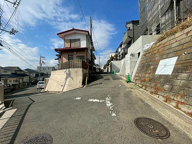 お住まいの前を通るのはご近所さんだけの閑静な私道です。静かな住環境でお過ごし頂けます。