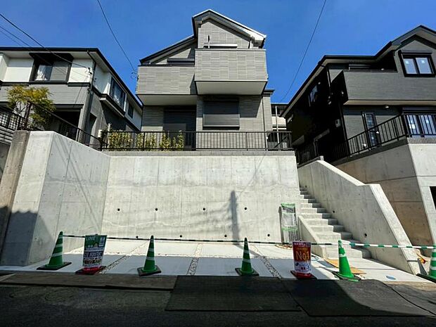 素材の持つ独特な存在感により「永く住み続ける住まい」にふさわしい住宅が完成しました。