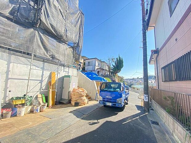 前面道路は約4.5mございますので、毎日のお車の出し入れもストレスなく行えます。(2025.11.14撮影)