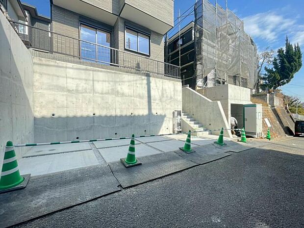 前面道路は約4.5mございます。毎日のお車の出し入れもストレスなく行えます。