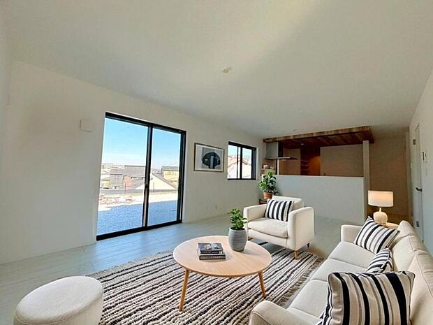 リビング（配置してある家具はCGによるイメージです）光と風があふれる開放的なリビングダイニングには、自然と家族みんなが集まってきます。