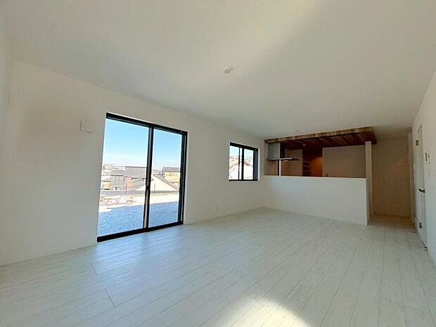 光と風があふれる開放的なリビングダイニングには、自然と家族みんなが集まってきます。