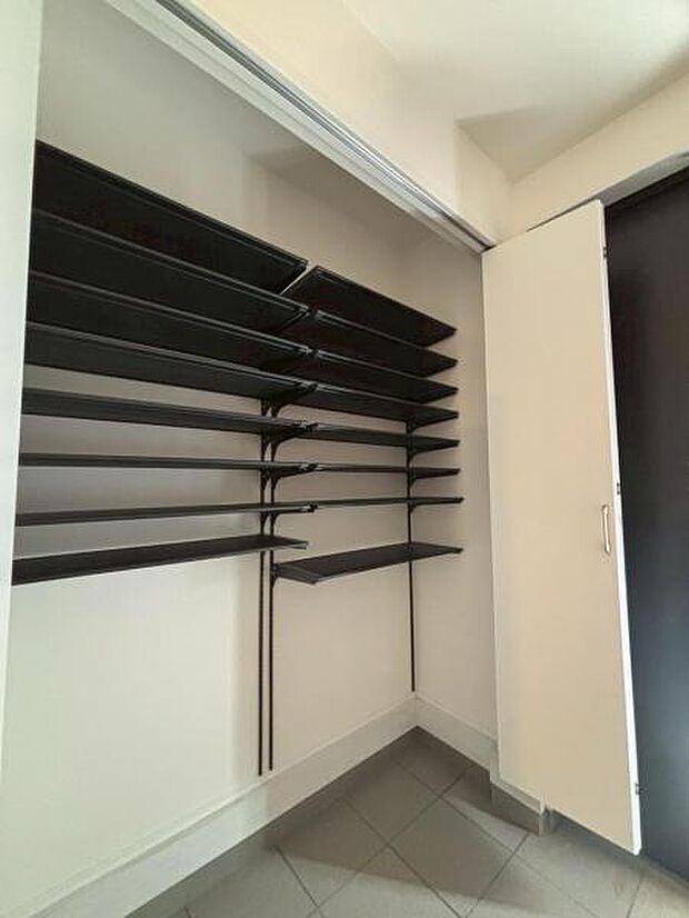 清潔感のある空間を保てるよう、収納スペースを広く設けていますので、玄関をスッキリ綺麗な空間に纏めます。