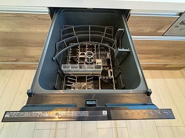食器洗浄乾燥機　食器の後片付けに便利な食器洗浄乾燥機を標準装備。ビルトインタイプなので見た目もスッキリ、特に共働き世帯のご家族には必須品です。