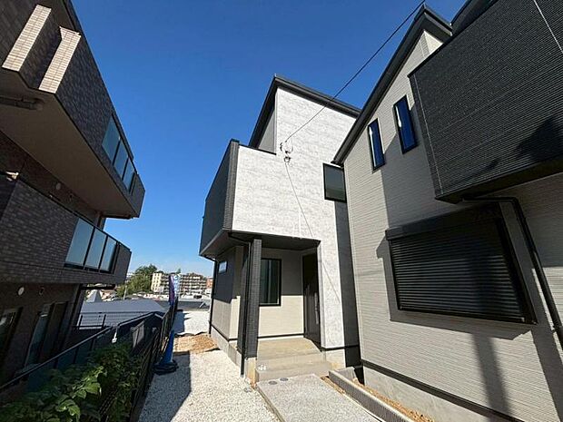 街に溶けこみ美しい景観を生み出すこの邸宅は、採光や風通しまで考え抜いて造りあげました。