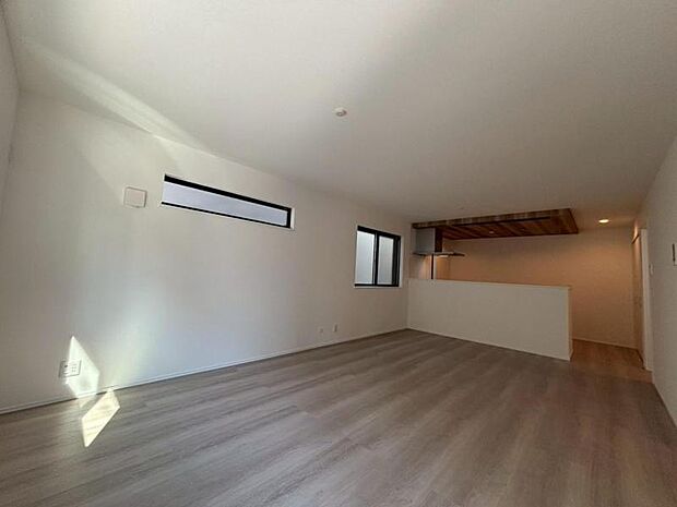 ゆったり18帖の広々リビング。明るさと風が入る窓配置が安らげる空間を演出します。