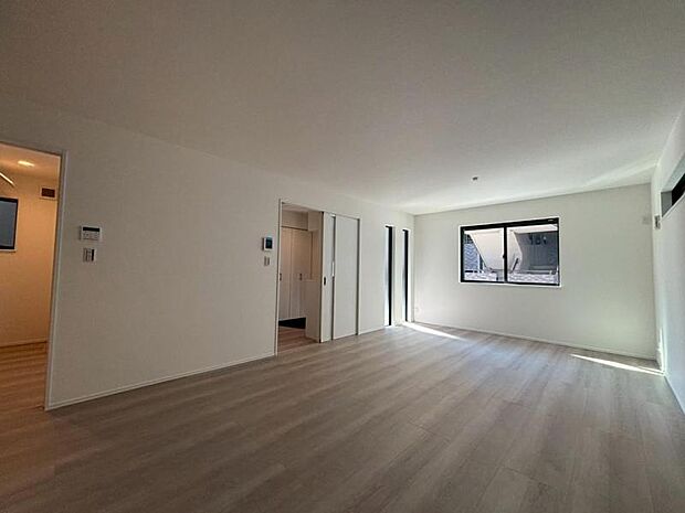 くつろげるリビングは話に夢中になりすぎて、ついつい時間を忘れてしまう。そんな束の間の幸せを感じさせてくれる場所です。