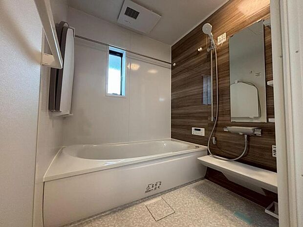 美しいツヤとなめらかな肌ざわり。水や汚れをはじき汚れにくくお掃除ラクラクの浴槽です。シャワーヘッドの位置が変えられるので使い勝手がとても良いです。