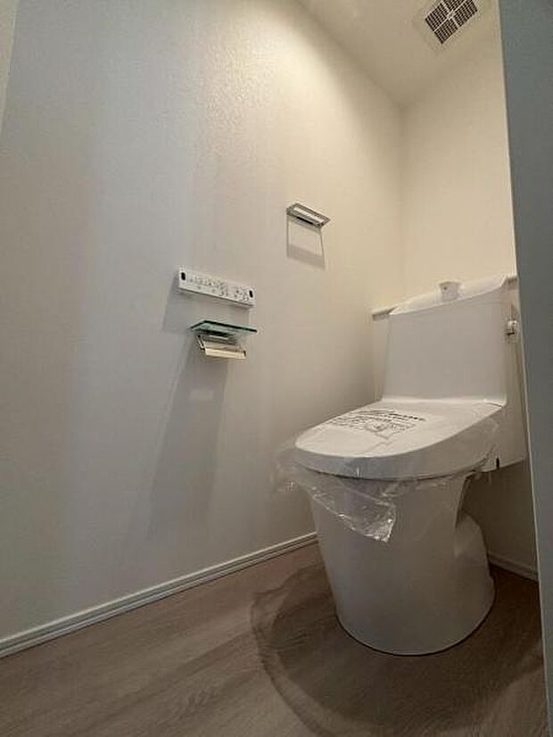 清潔感溢れるトイレ。落ち着いた空間で安らぎのひとときをお過ごしいただけます。