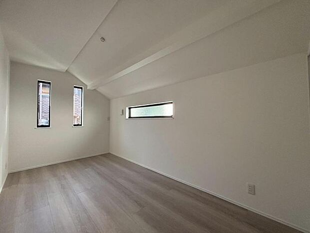 家族個々の安らぎの空間。誰もが好みで飾れるシンプルな室内に仕上げてあります。