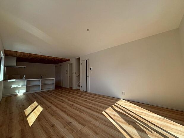 ゆったり20.1帖の広々リビング。明るさと風が入る窓配置が安らげる空間を演出します。