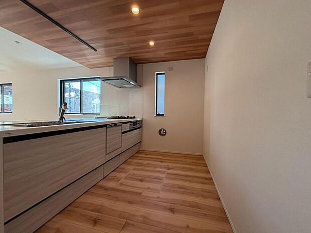 広々としたキッチンスペース。収納力のあるキッチンは料理が捗ります。カップボートや冷蔵庫を置いても十分なスペースができます。