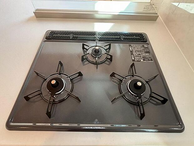 料理の幅を拡げてくれる三口コンロの使いやすいシステムキッチンを採用。